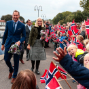 Kronprinsparet i Åsgårdstrand. Foto: Lise Åserud, NTB scanpix